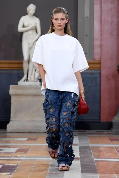 Look 18